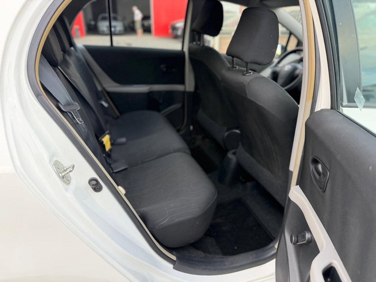 Toyota Yaris 1.0 5 porte Now (13)