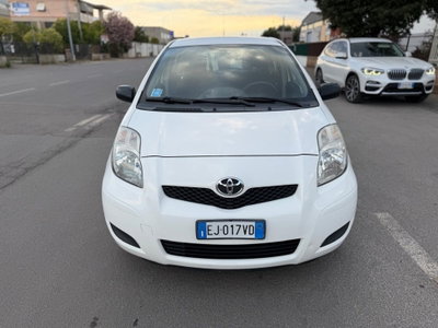 Toyota Yaris 1.0 5 porte Now (2)