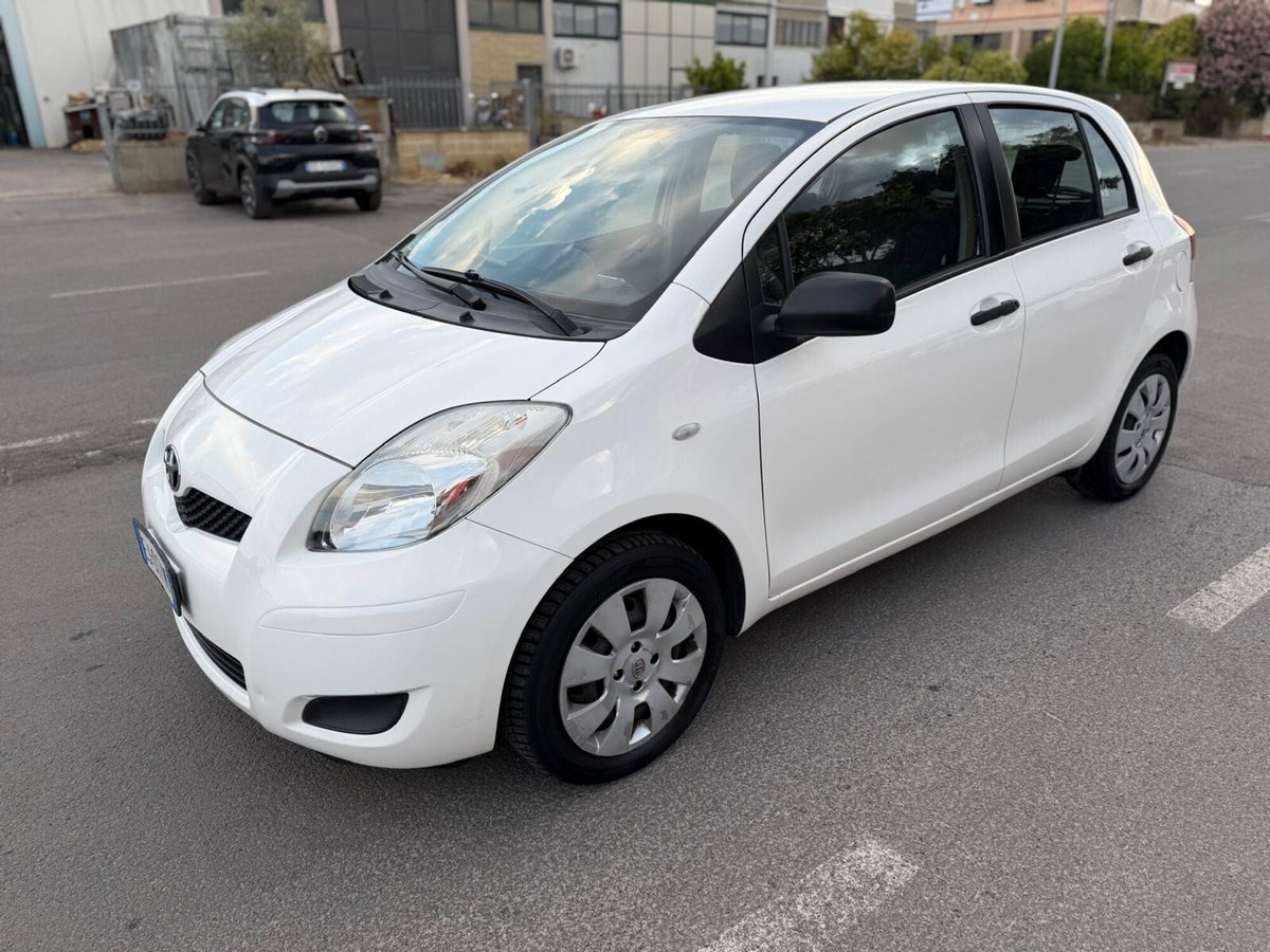 Toyota Yaris 1.0 5 porte Now (3)
