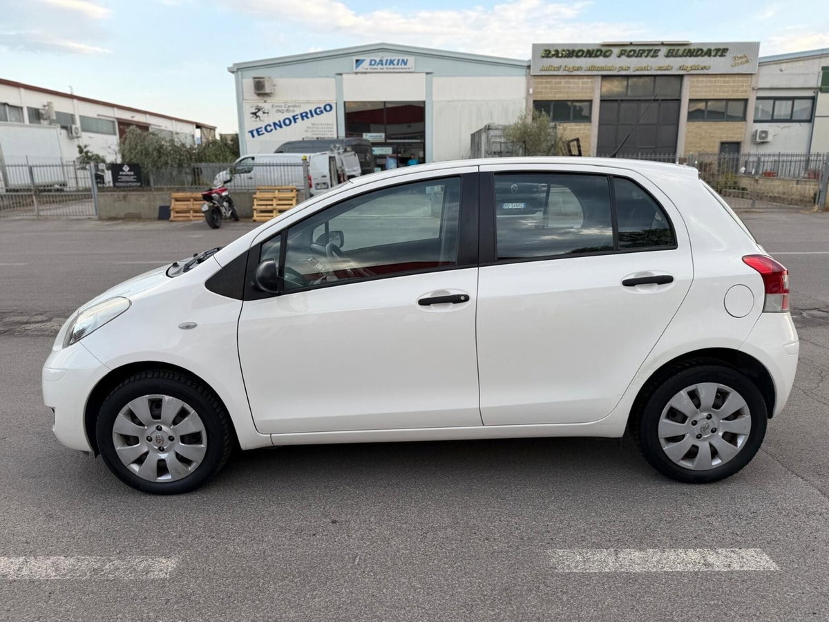 Toyota Yaris 1.0 5 porte Now (6)