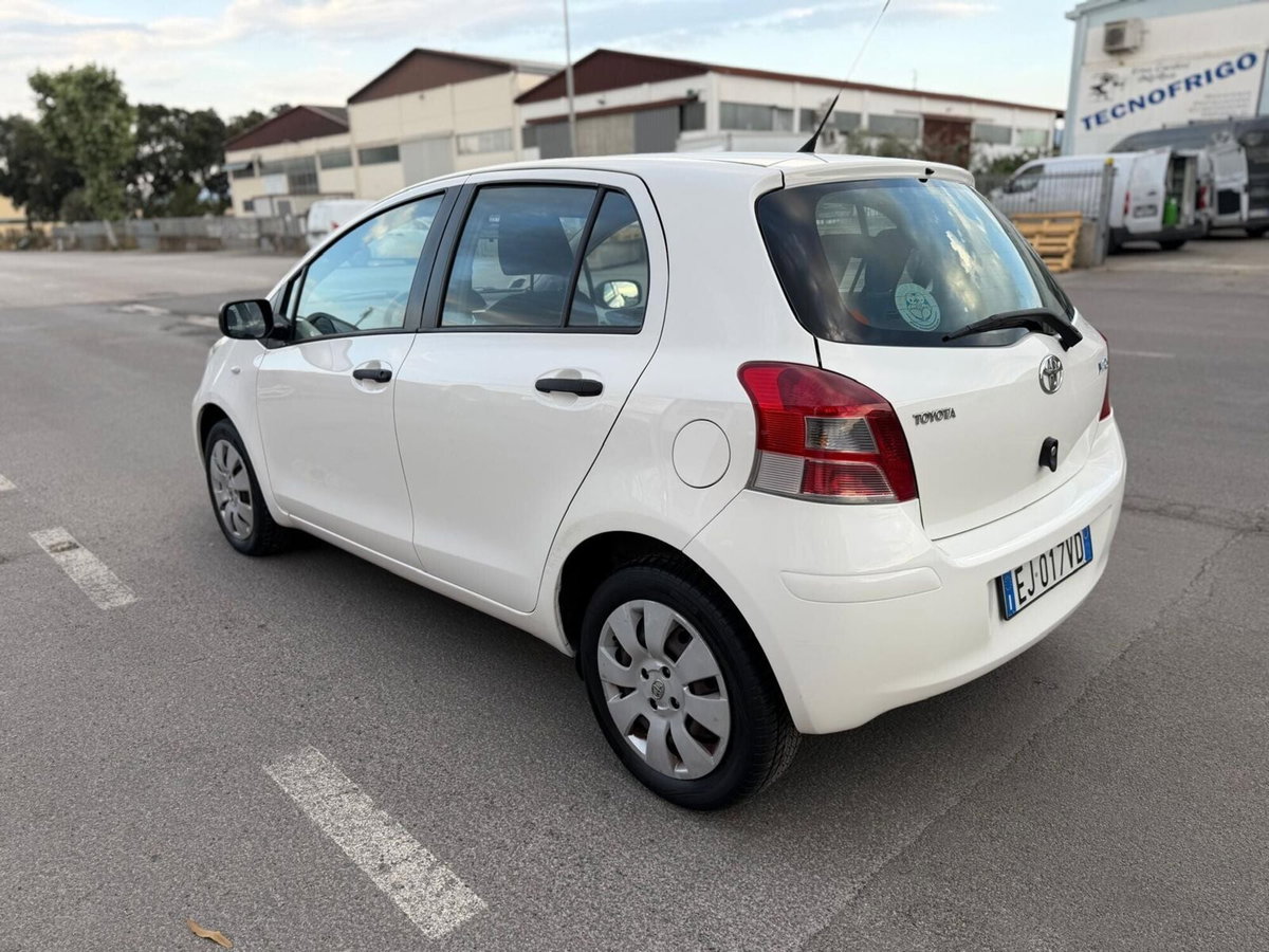 Toyota Yaris 1.0 5 porte Now (8)
