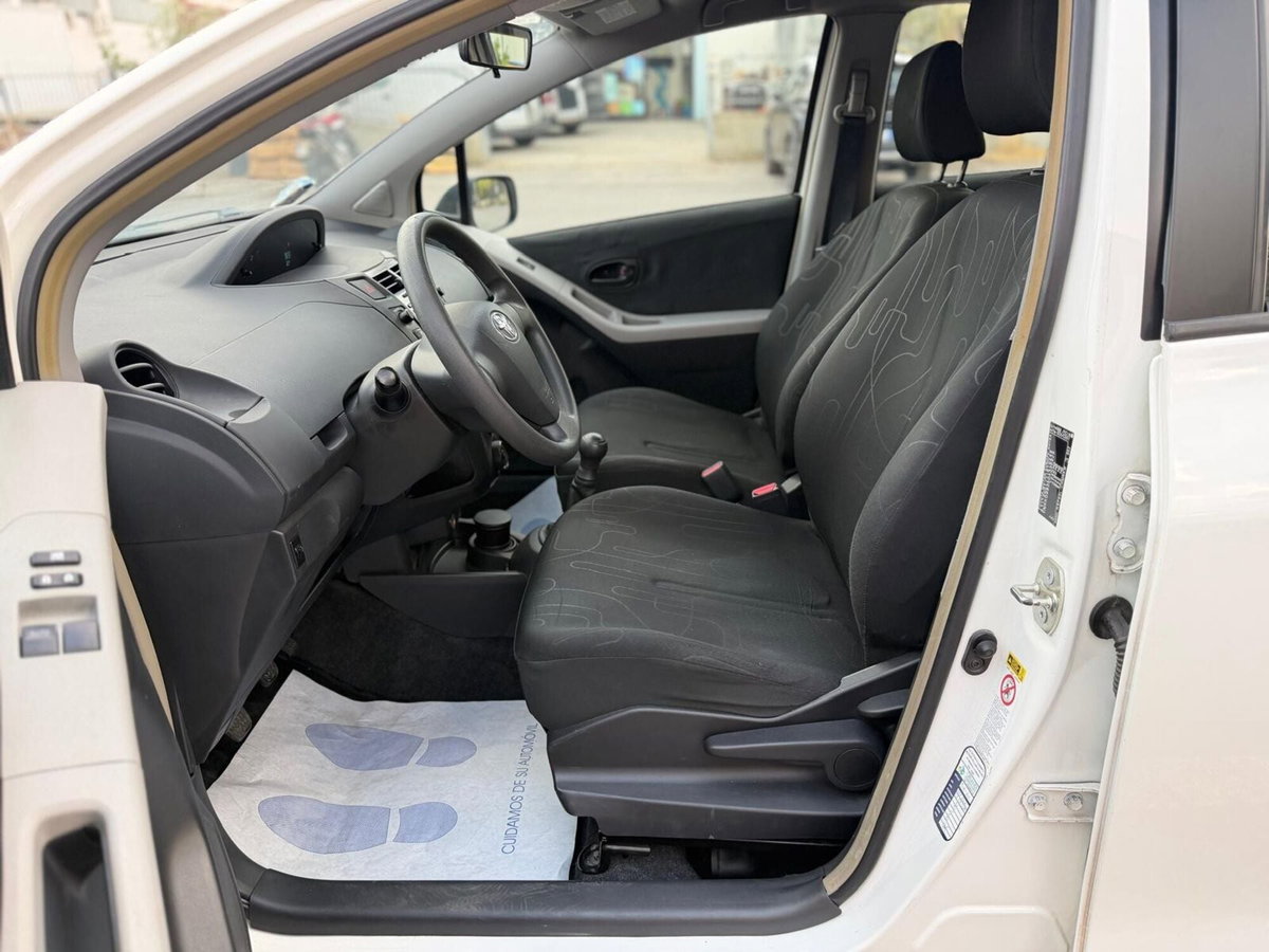 Toyota Yaris 1.0 5 porte Now (9)