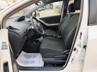 Toyota Yaris 1.0 5 porte Now (9)