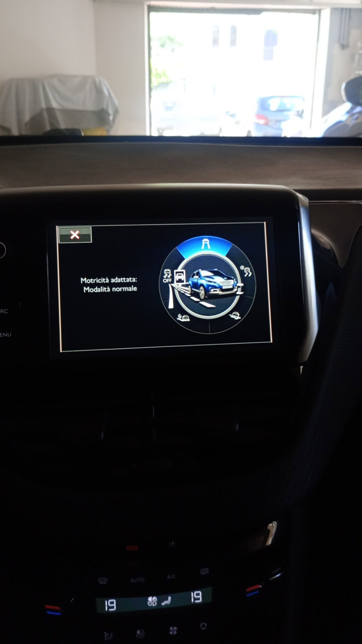Peugeot 2008 e-HDi 92 CV Stop&Start Allure (14)