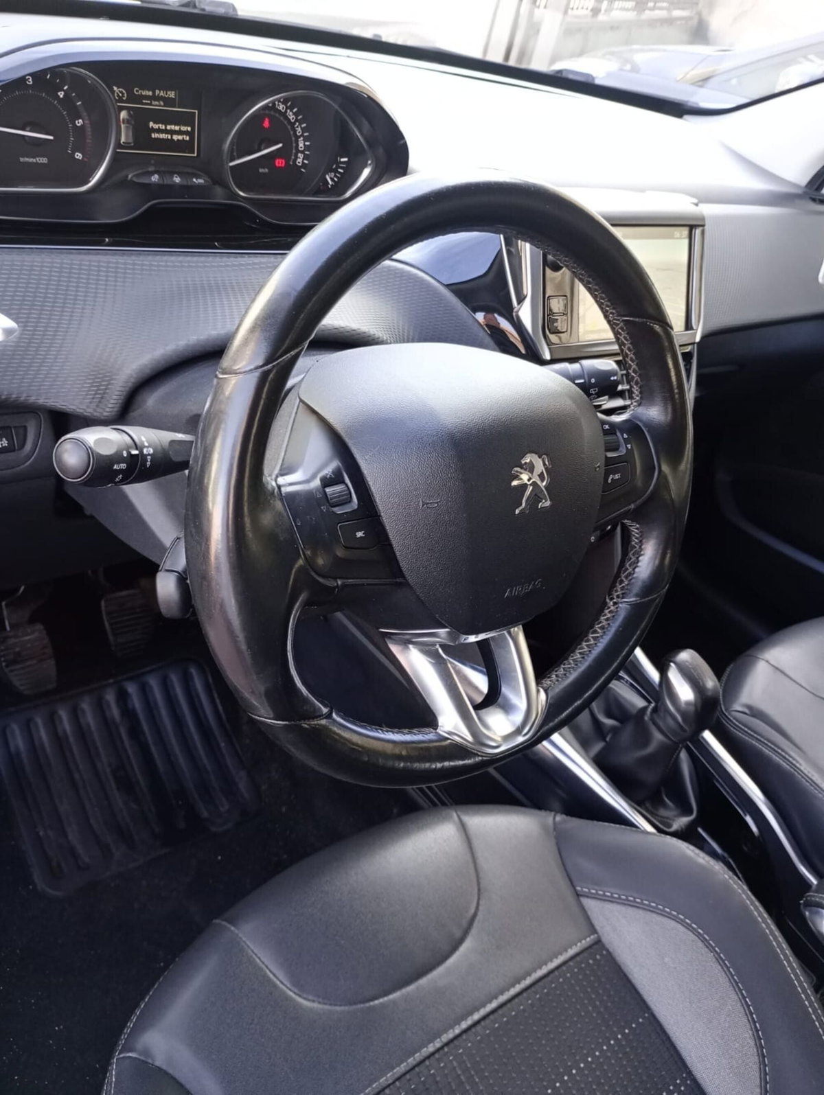 Peugeot 2008 e-HDi 92 CV Stop&Start Allure (8)