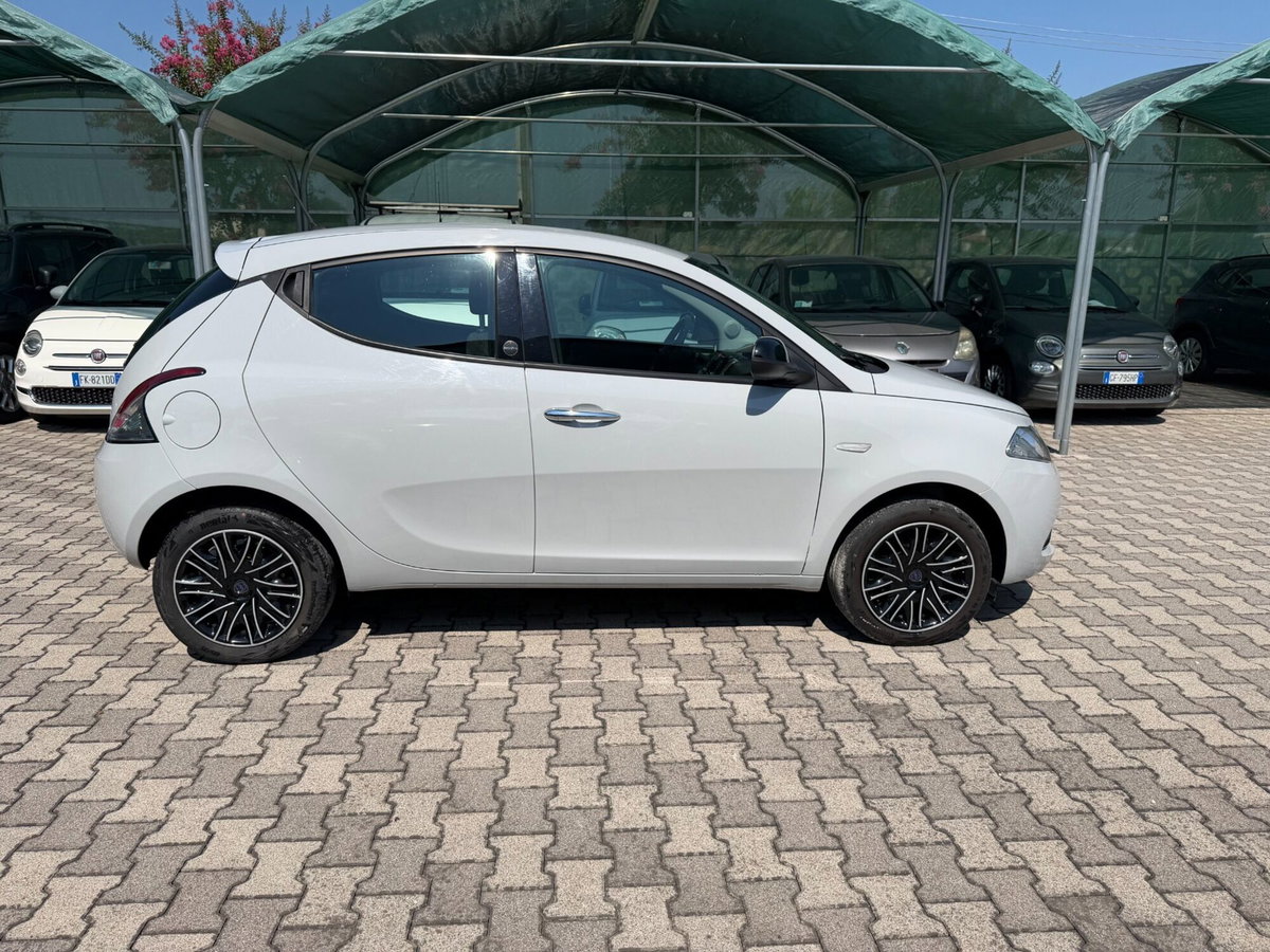 Lancia Ypsilon 1.0 FireFly 5 porte S&S Hybrid Ecochic Gold (2)