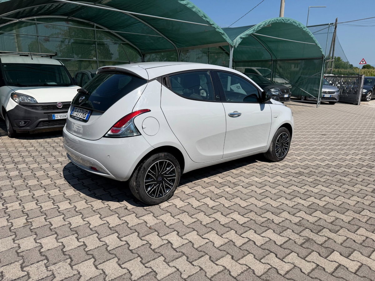 Lancia Ypsilon 1.0 FireFly 5 porte S&S Hybrid Ecochic Gold (3)