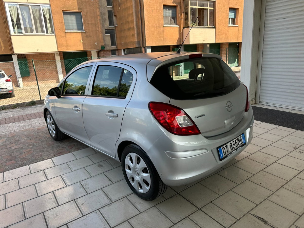 Opel Corsa 1.2 5 porte Club (13)