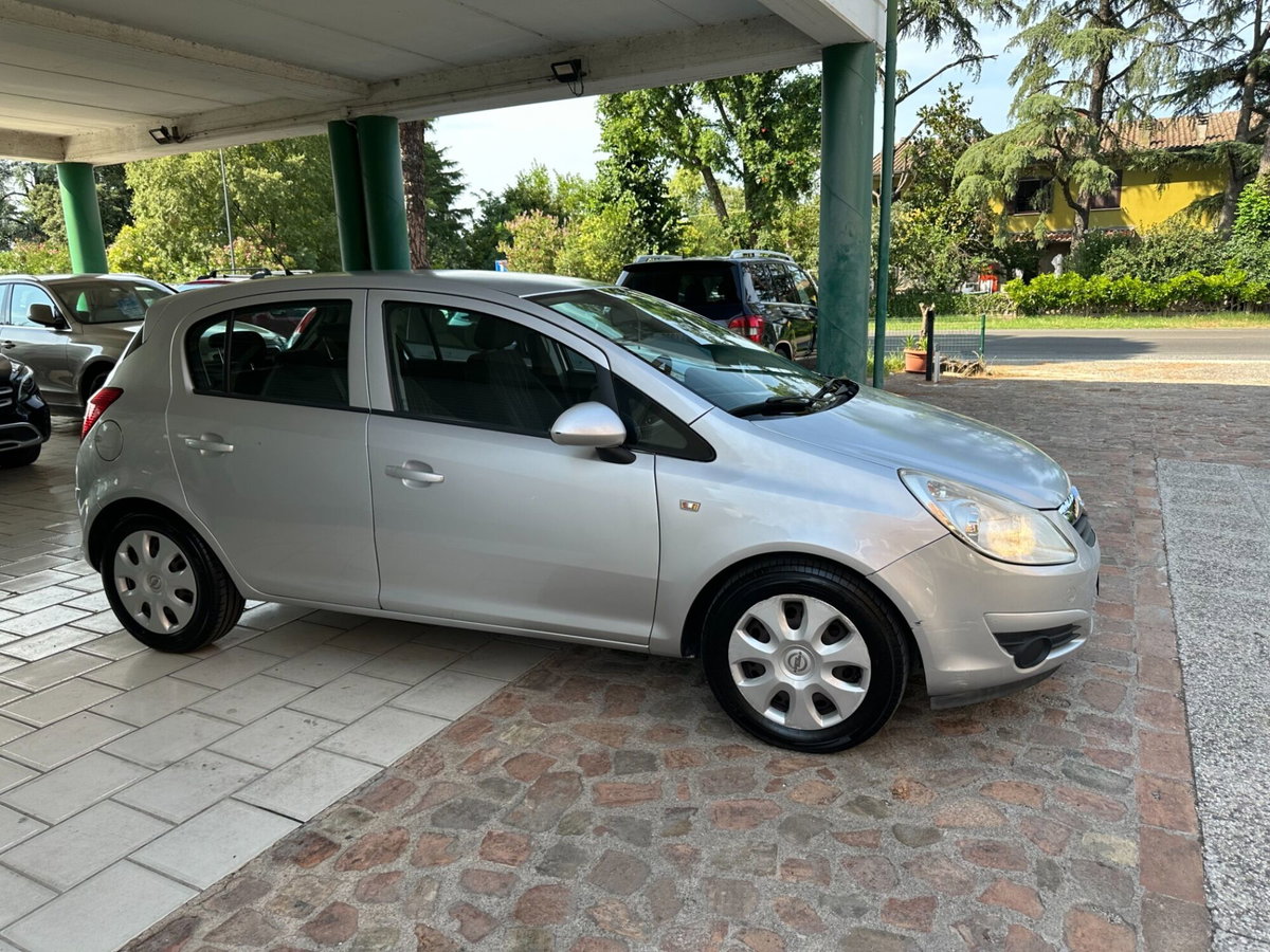Opel Corsa 1.2 5 porte Club (4)
