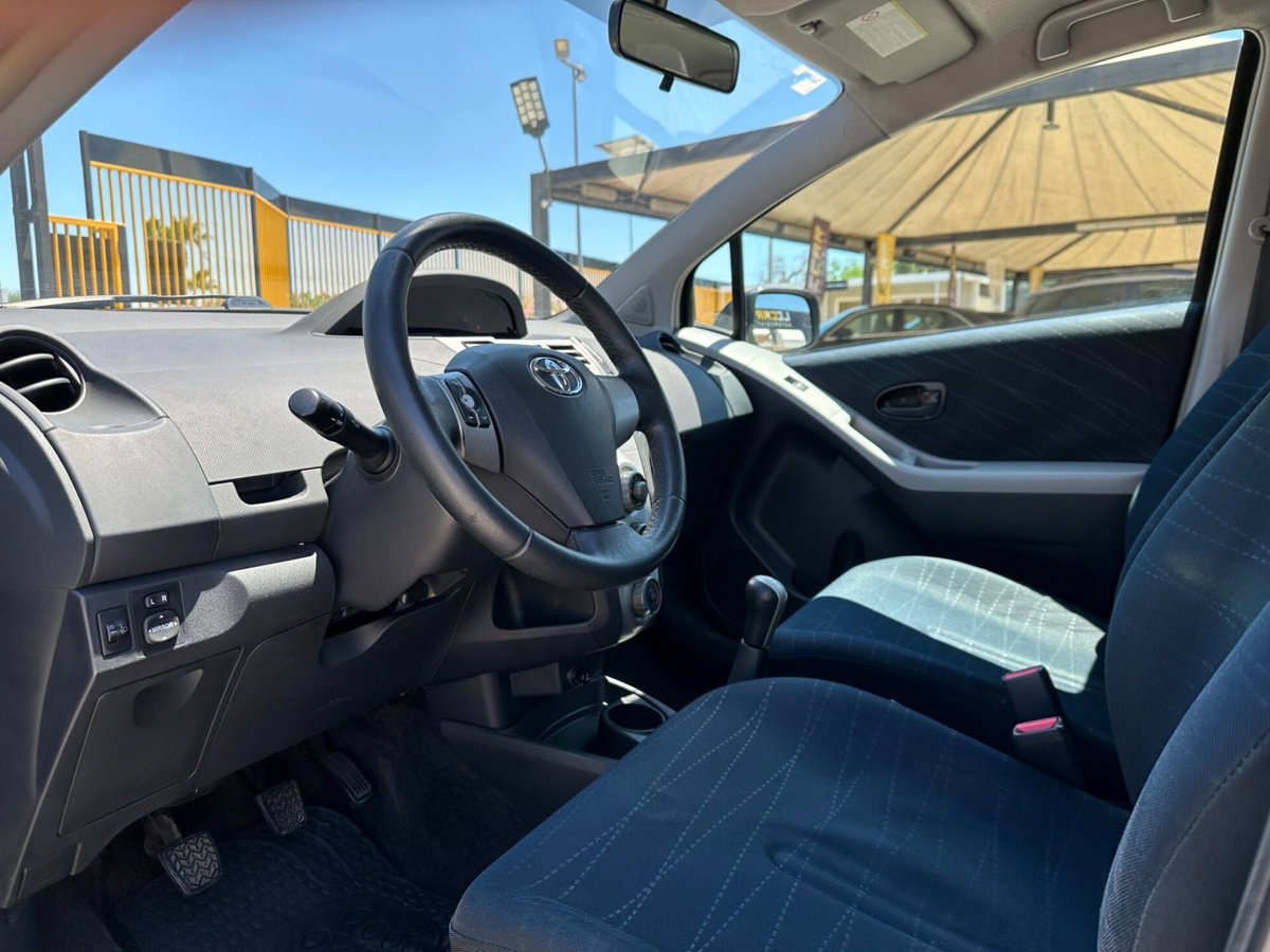 Toyota Yaris 1.0 5 porte Navi (11)