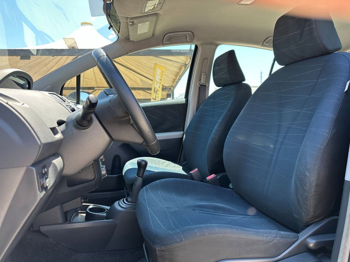 Toyota Yaris 1.0 5 porte Navi (12)