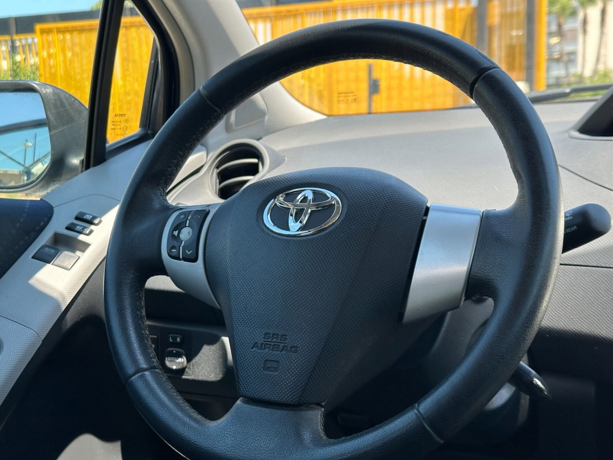 Toyota Yaris 1.0 5 porte Navi (20)