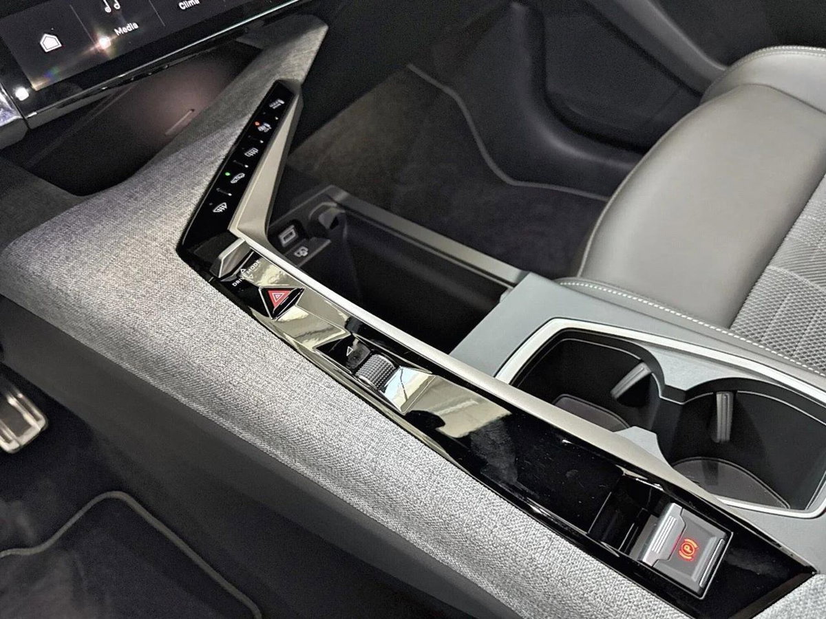 Peugeot 3008 73 kWh GT (13)