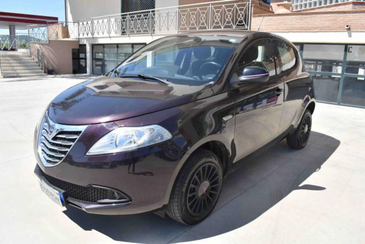 Lancia Ypsilon 0.9 TwinAir 85 CV 5 porte Metano Ecochic Silver (2)
