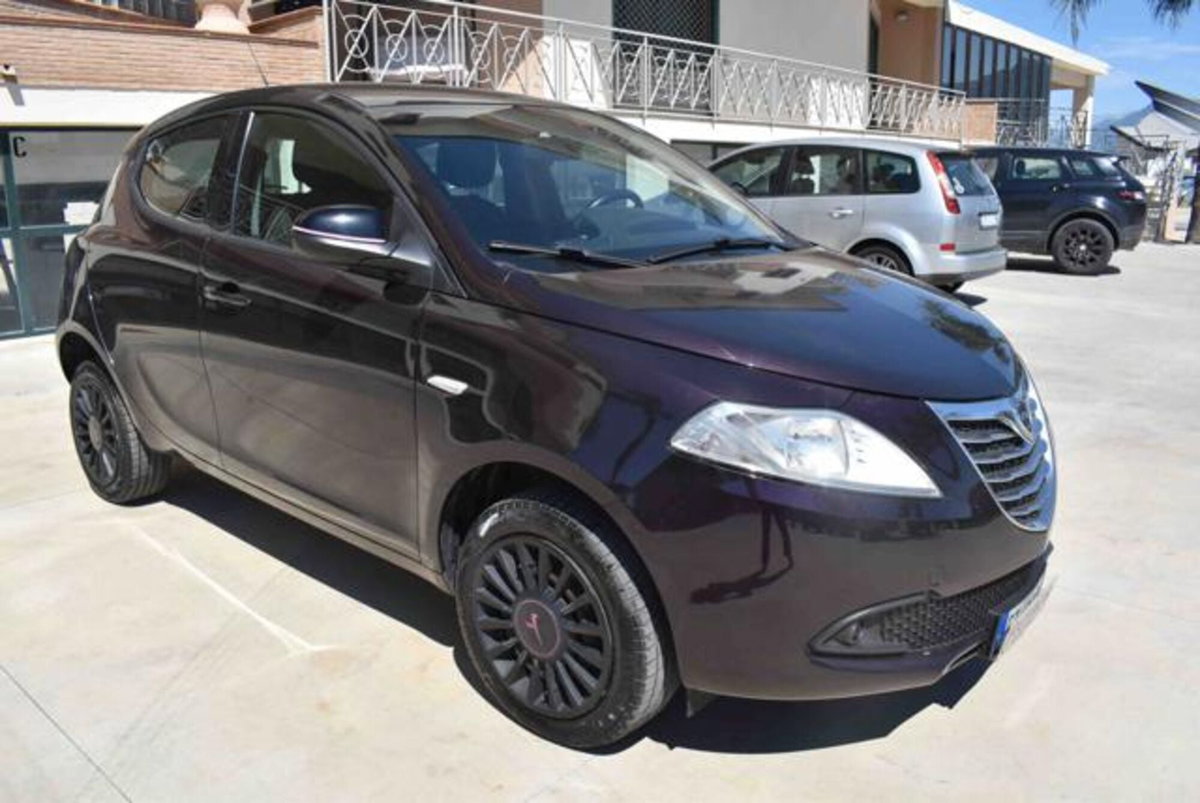 Lancia Ypsilon 0.9 TwinAir 85 CV 5 porte Metano Ecochic Silver (3)