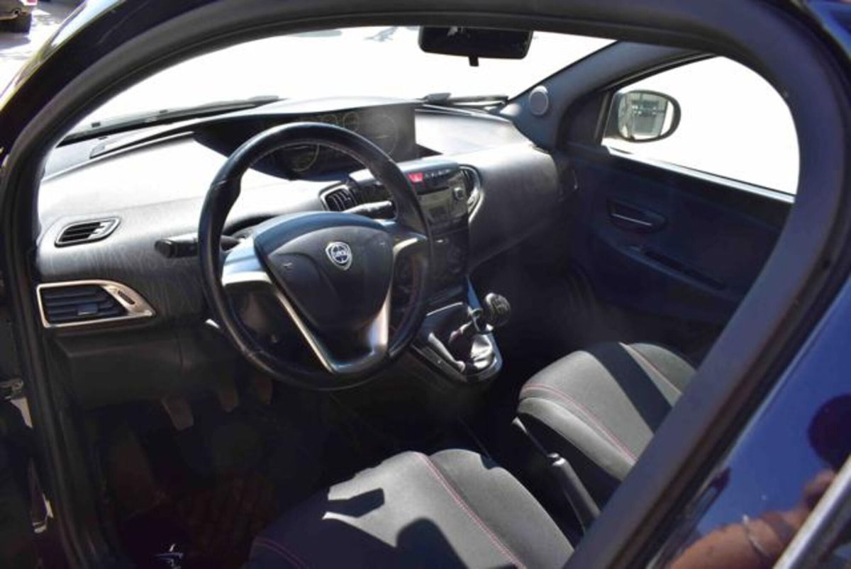 Lancia Ypsilon 0.9 TwinAir 85 CV 5 porte Metano Ecochic Silver (6)