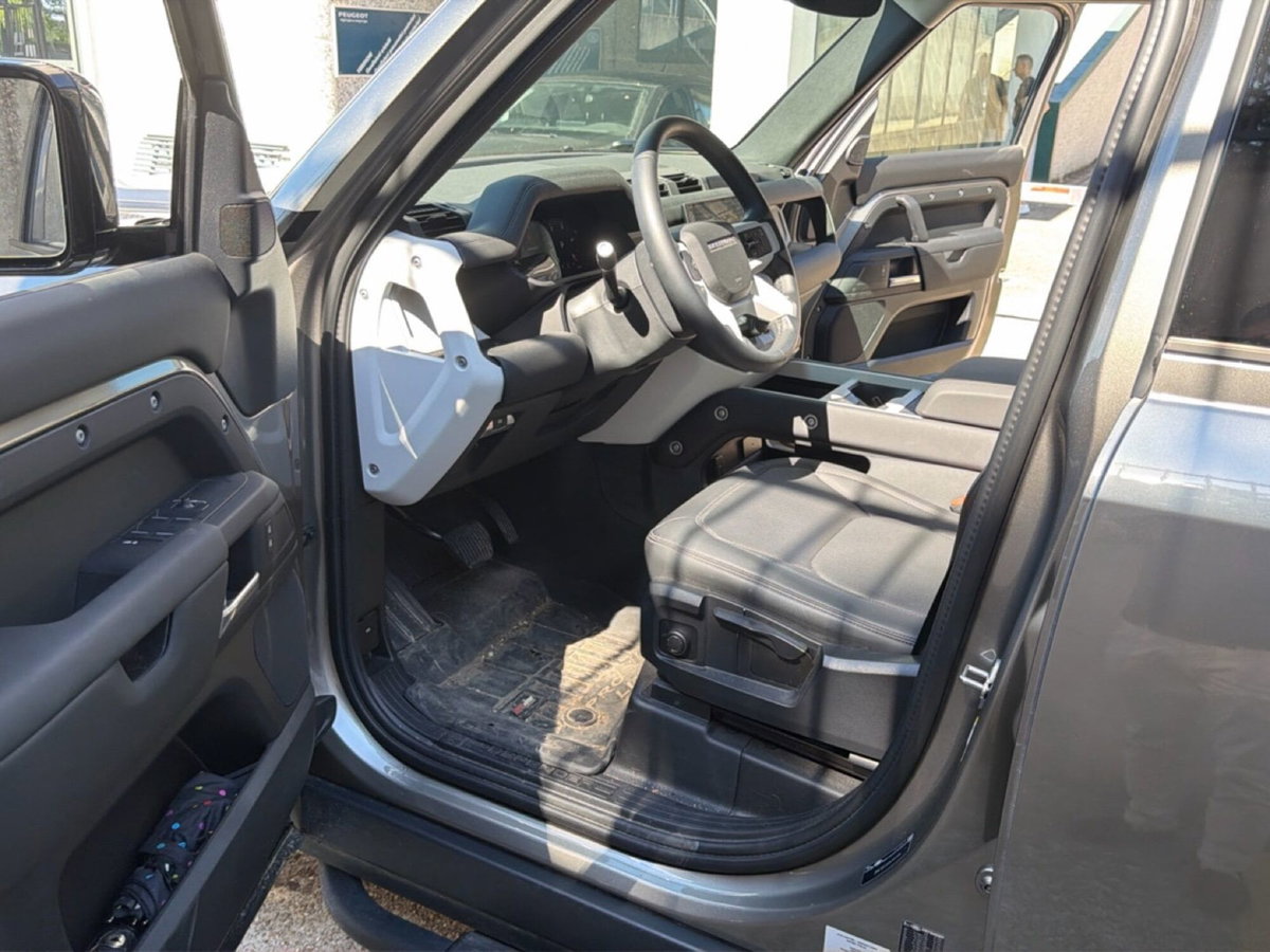 Land Rover Defender 110 3.0D I6 200 CV AWD Auto S (10)