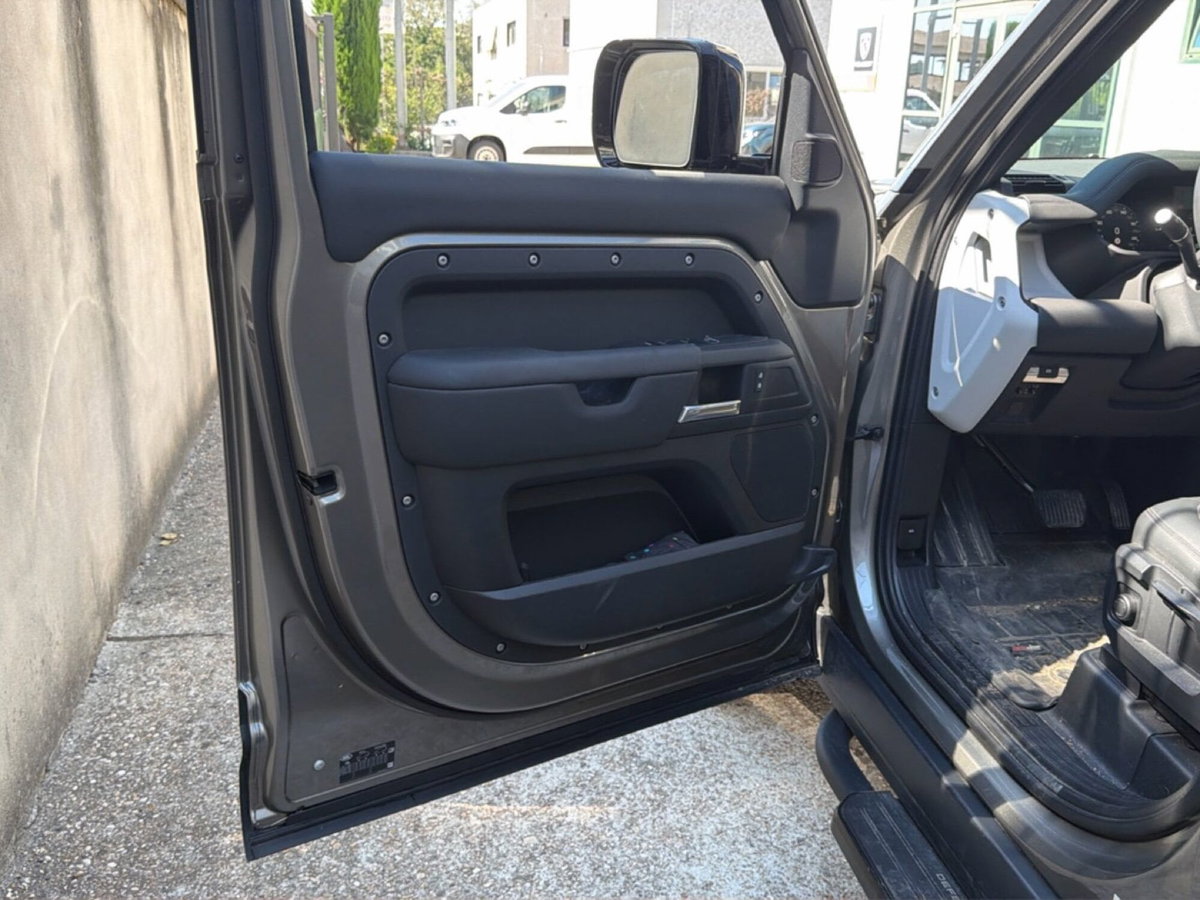 Land Rover Defender 110 3.0D I6 200 CV AWD Auto S (17)
