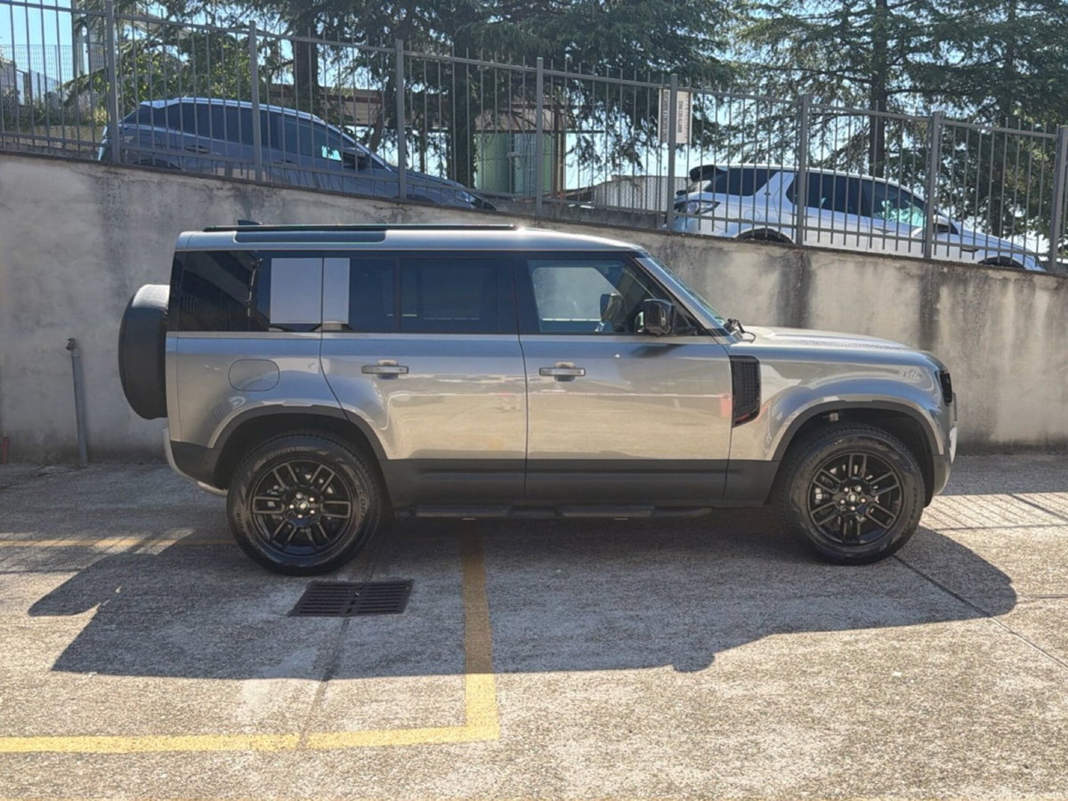 Land Rover Defender 110 3.0D I6 200 CV AWD Auto S (6)
