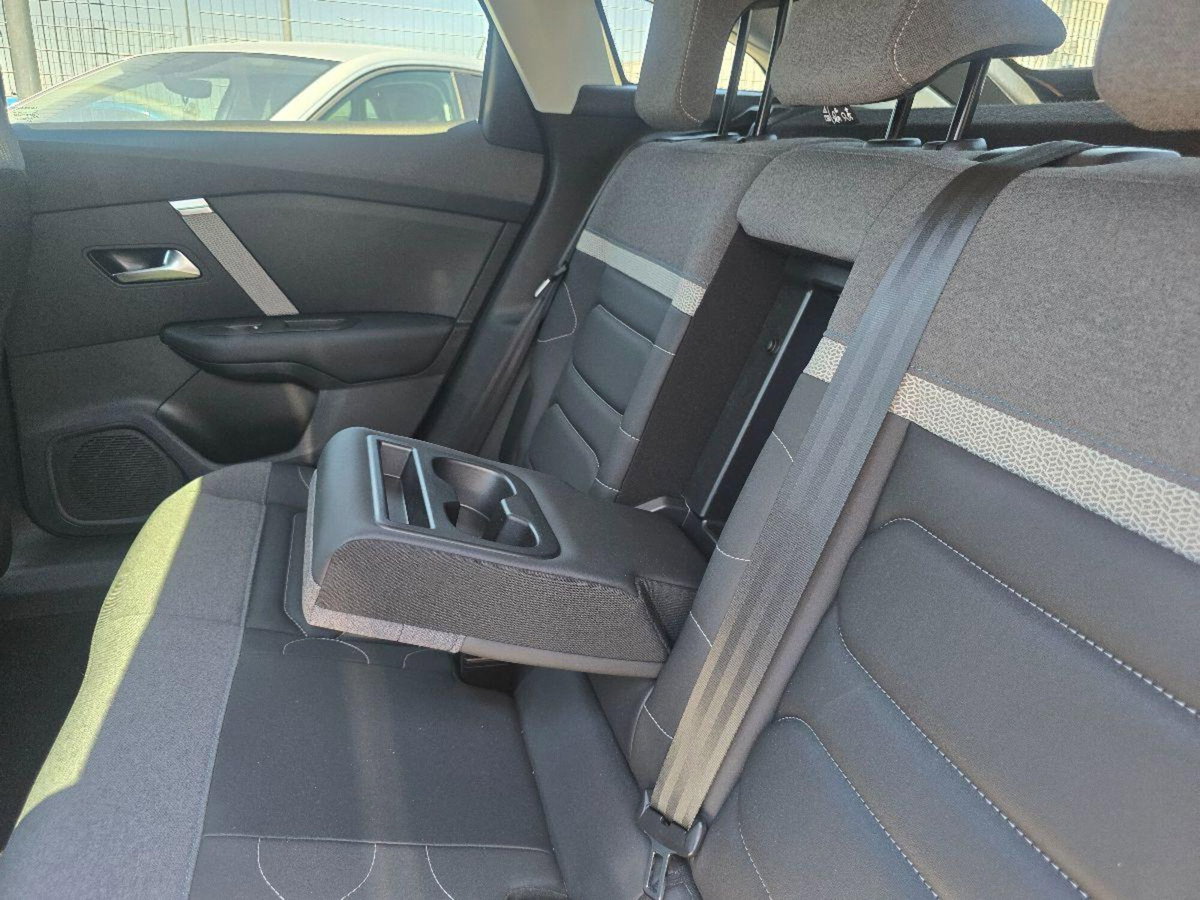 Citroen C4 PureTech 130 S&S Shine (10)