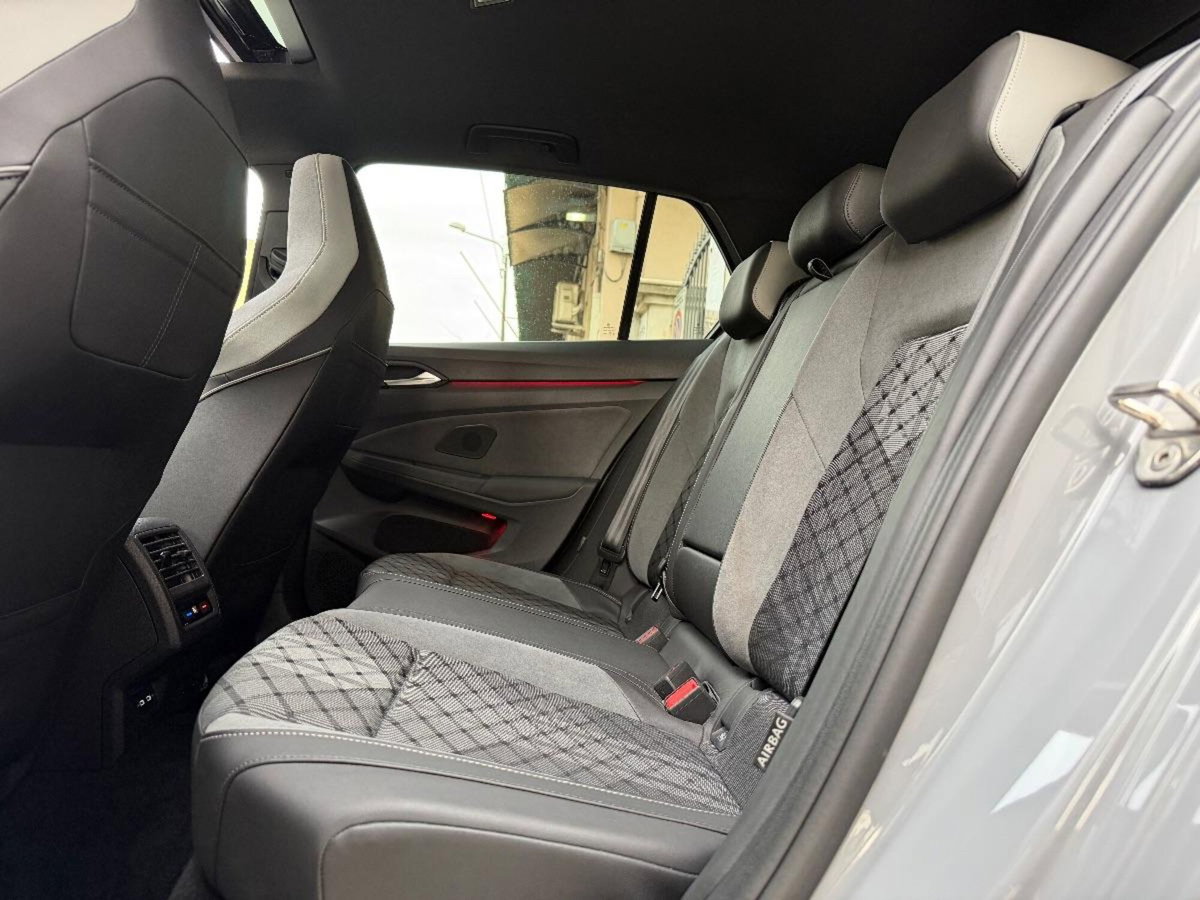 Volkswagen Golf Variant 2.0 TDI 150 CV DSG SCR R-Line (15)