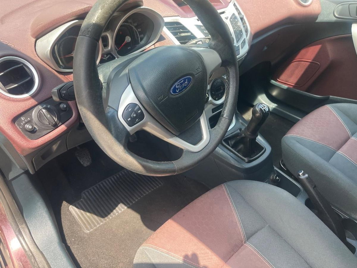 Ford Fiesta 1.4 TDCi 68CV 5 porte Titanium (9)