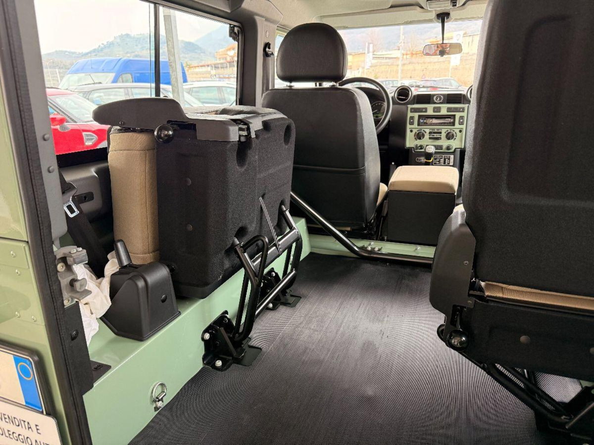 Land Rover Defender 90 2.2 TD4 S.W. E Pack Expedition N1 (18)