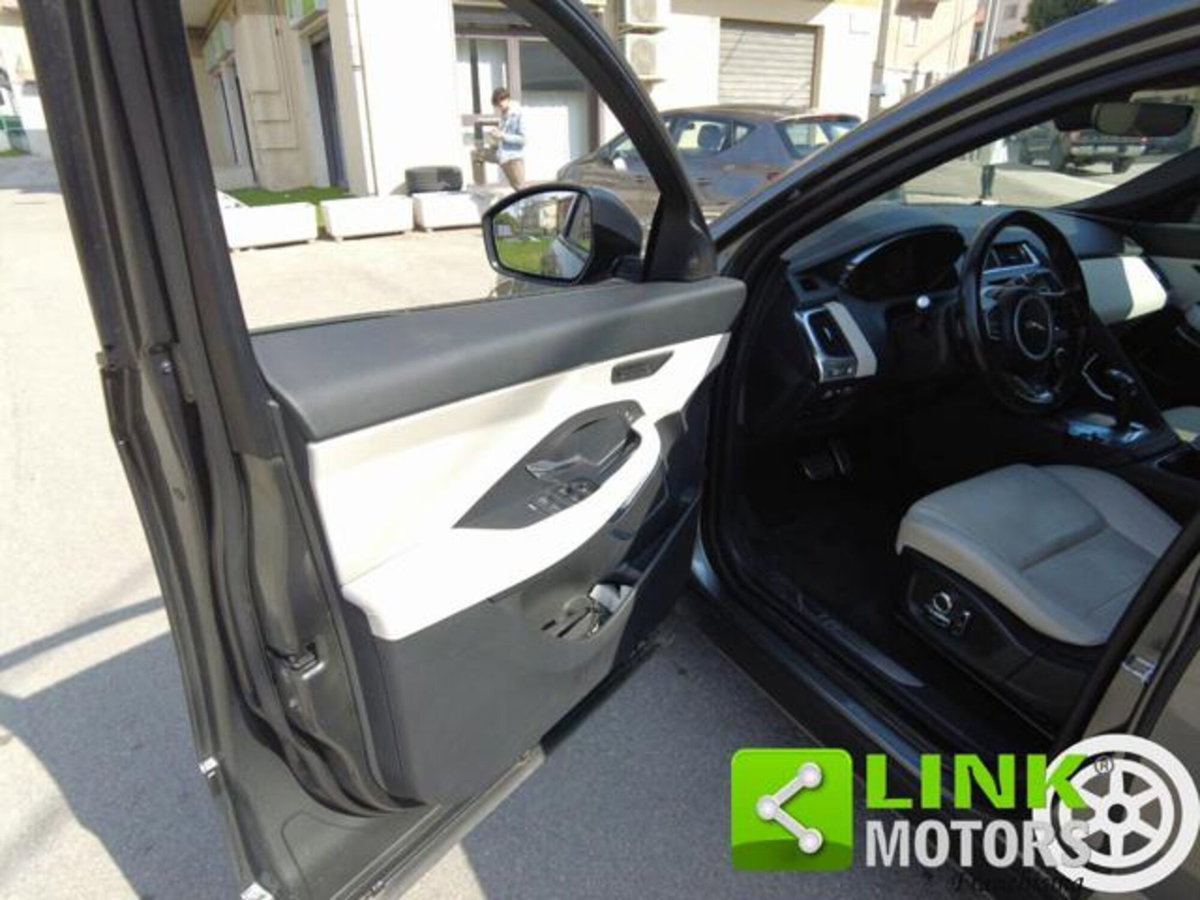 Jaguar E-Pace 2.0D 180 CV AWD aut. R-Dynamic SE (6)