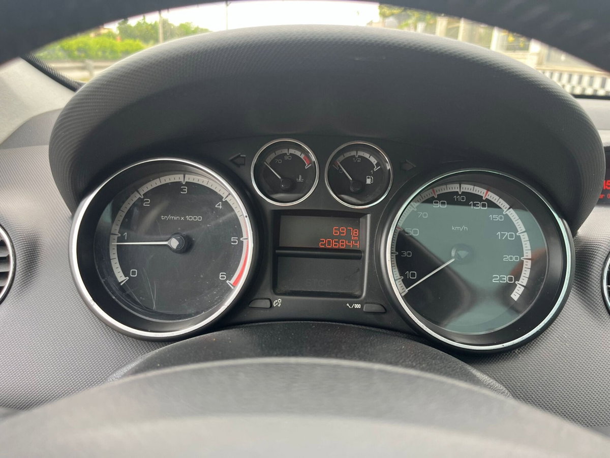 Peugeot 308 SW 1.6 8V HDi 112CV Ciel Sportium (13)