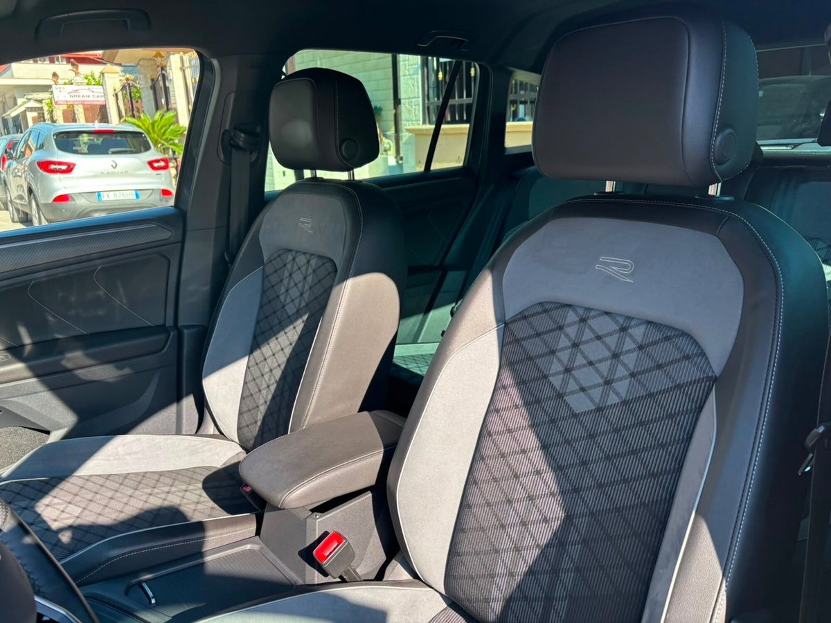 Volkswagen Tiguan 2.0 TDI 150 CV SCR DSG 4MOTION R-Line (18)
