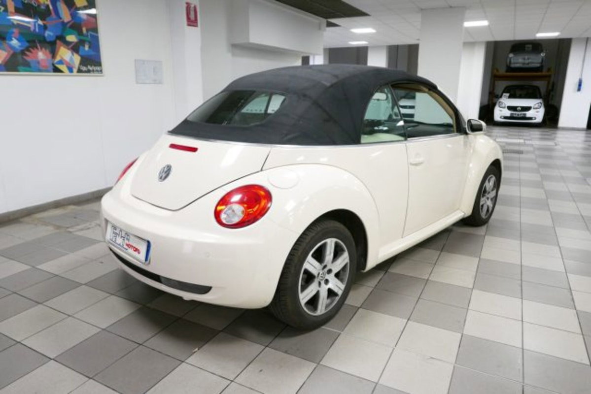 Volkswagen New Beetle Cabrio TDI 105CV (8)