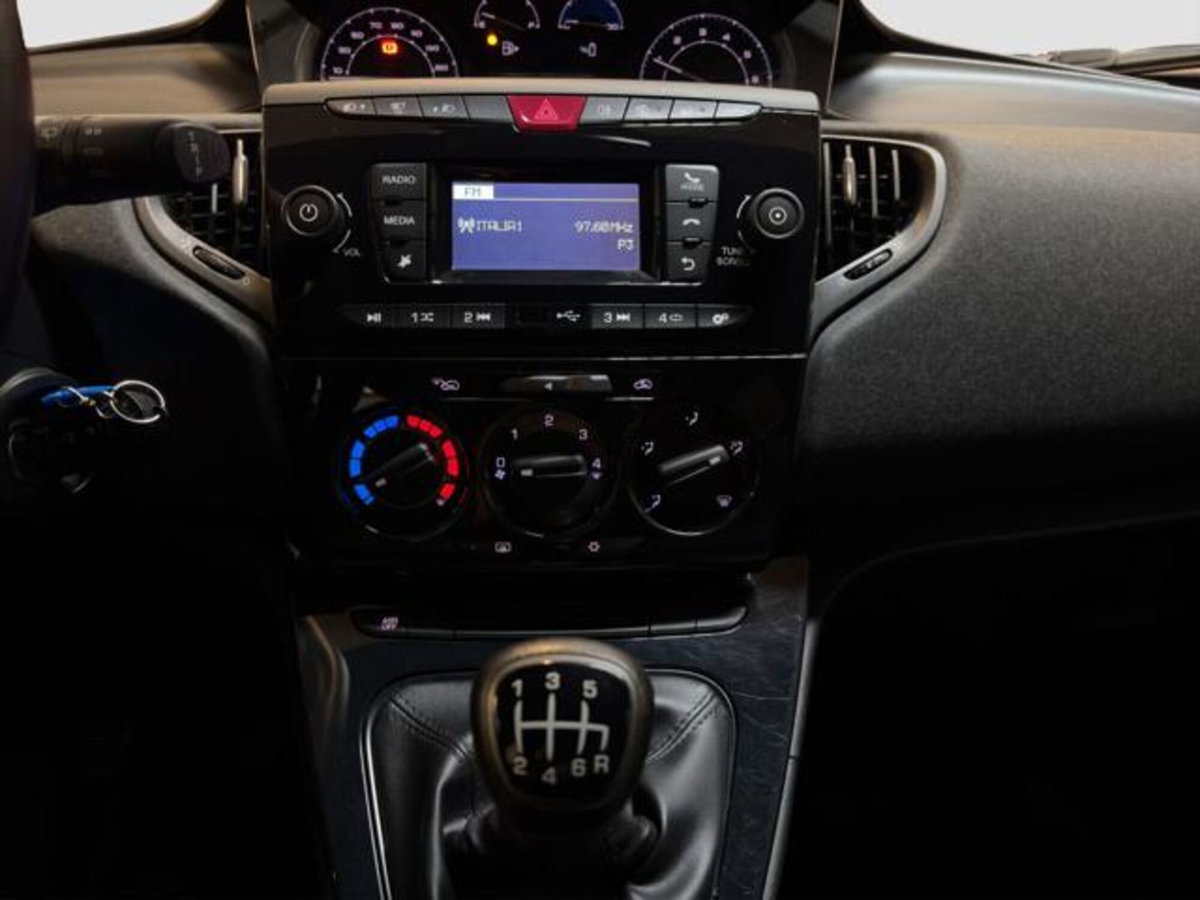 Lancia Ypsilon 1.0 FireFly 5 porte S&S Hybrid Silver Plus (17)