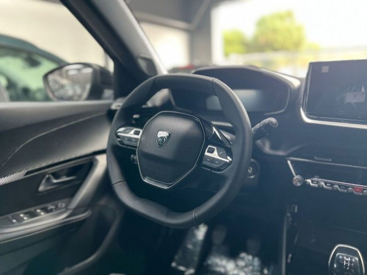 Peugeot 2008 1.2 turbo Allure 100cv (9)
