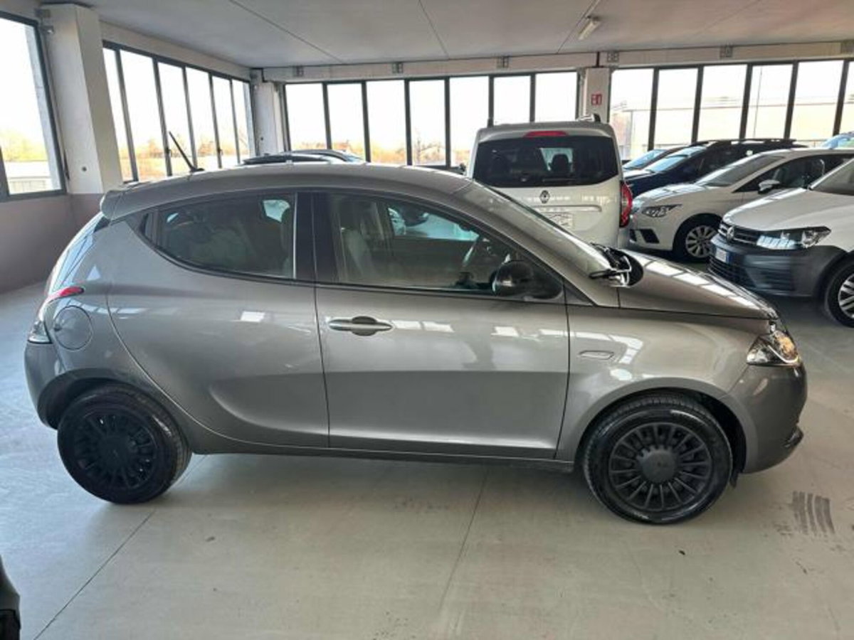 Lancia Ypsilon 1.0 FireFly 5 porte S&S Hybrid Silver Plus (6)