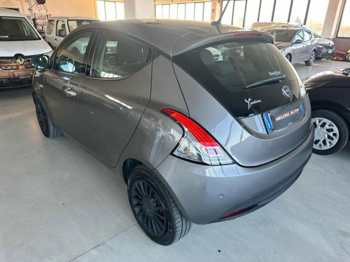 Lancia Ypsilon 1.0 FireFly 5 porte S&S Hybrid Silver Plus (9)