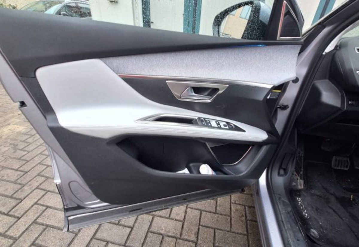 Peugeot 5008 BlueHDi 120 S&S EAT6 Allure Mix (10)