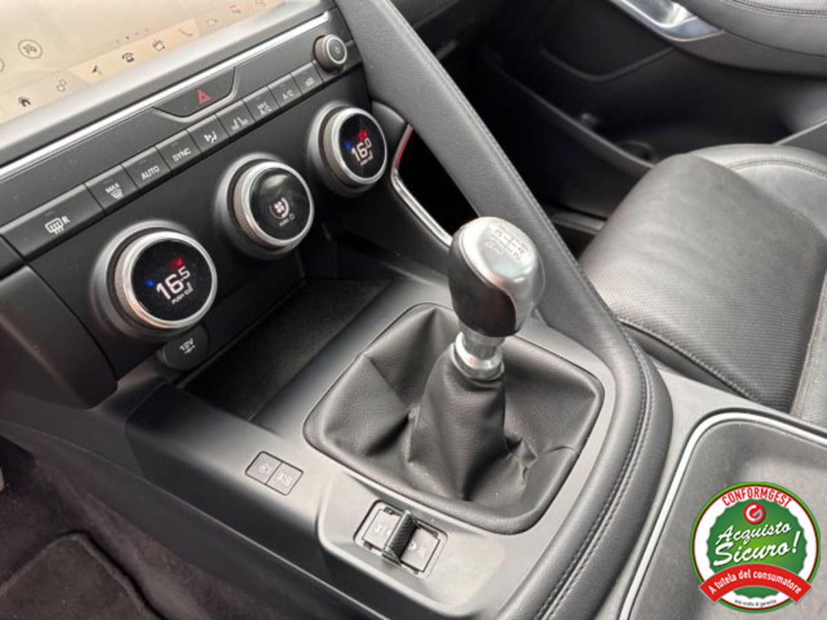Jaguar E-Pace 2.0D 150 CV (18)
