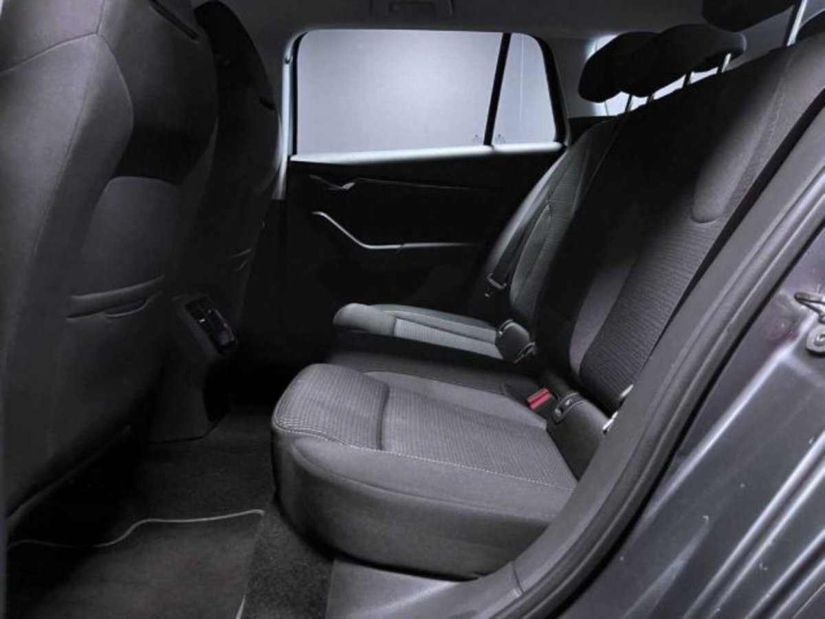 Skoda Octavia Station Wagon 2.0 TDI EVO SCR DSG Wagon Executive (5)