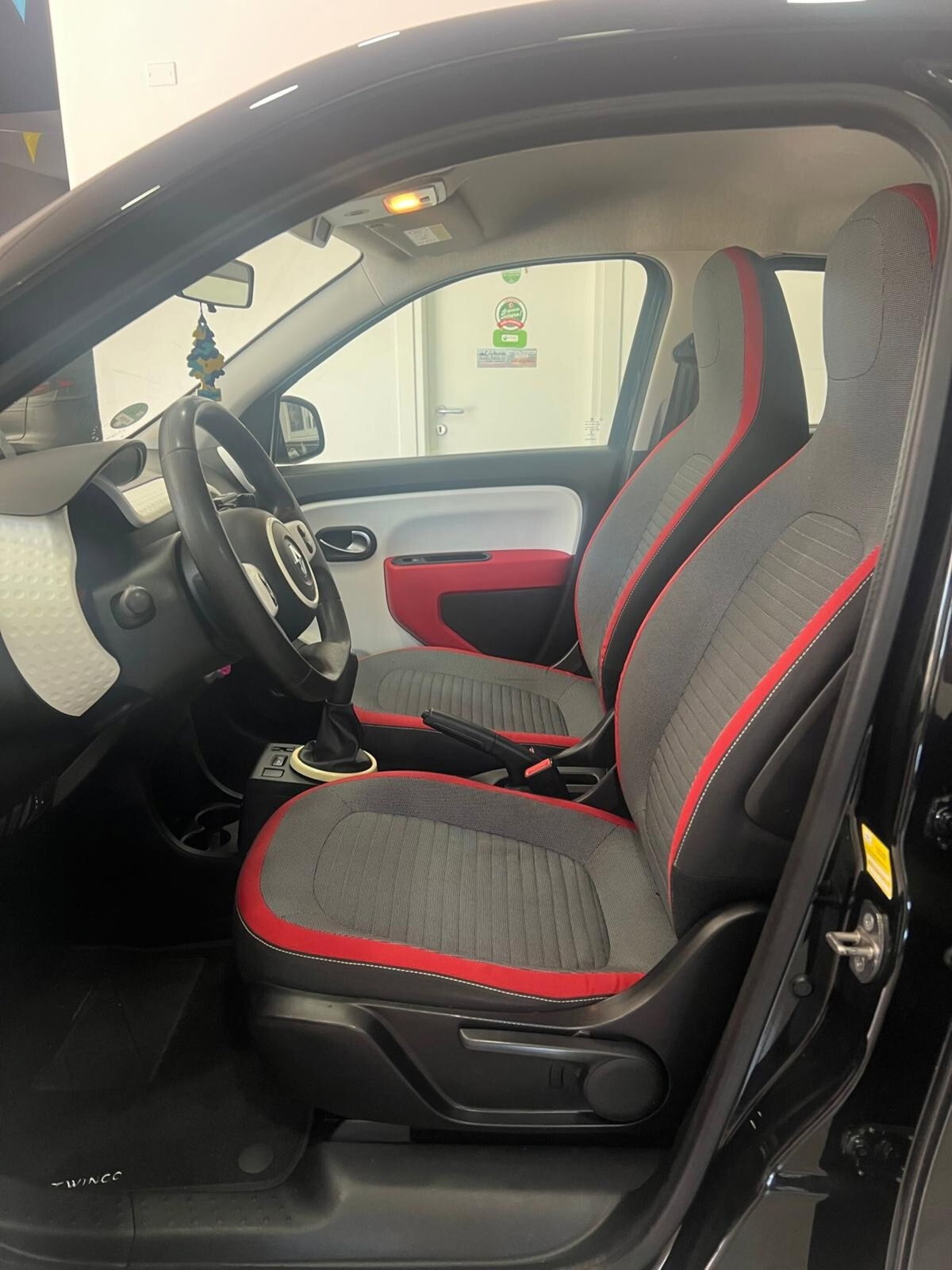 Renault Twingo 1.0 SCe Live (10)