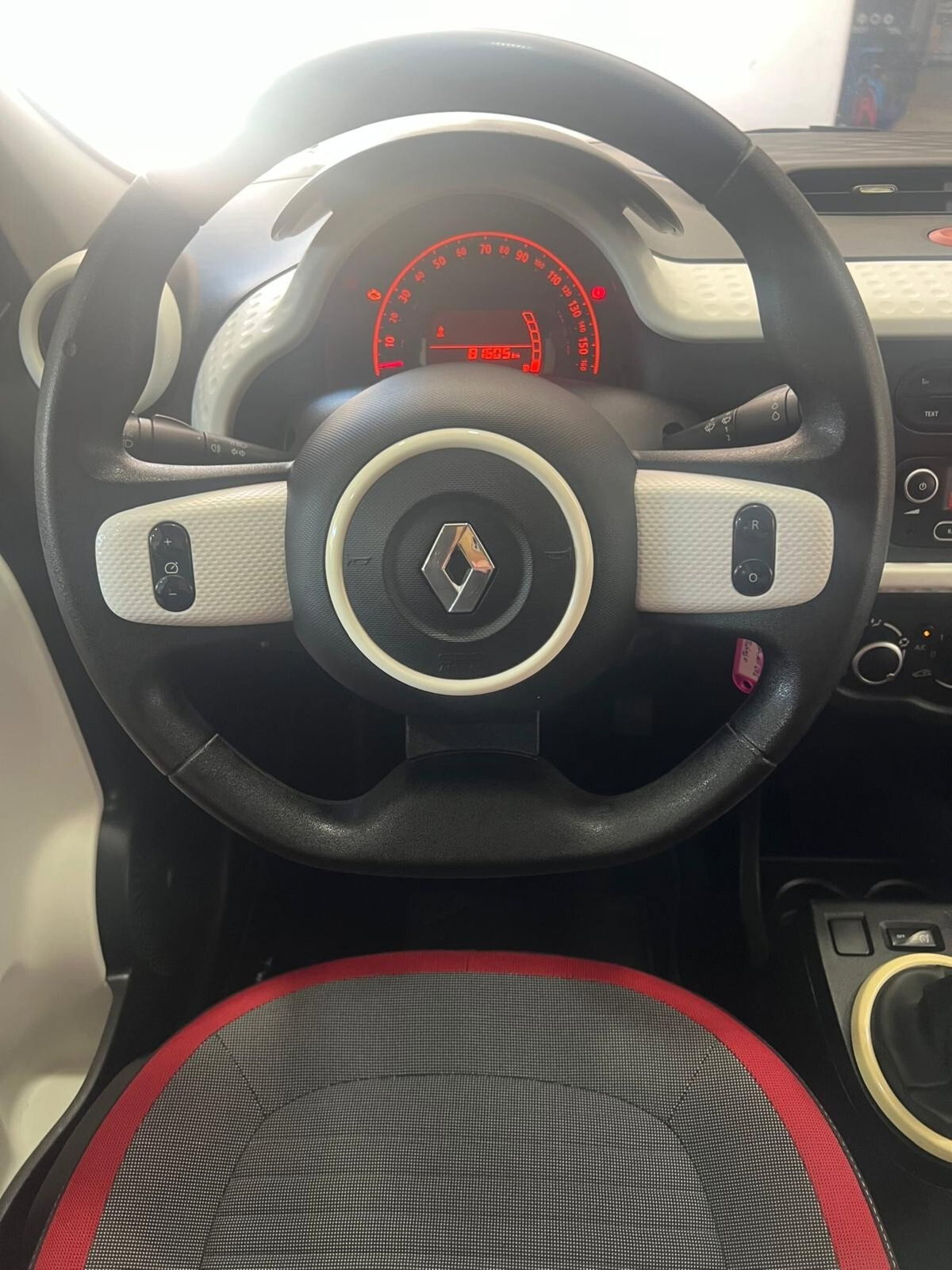 Renault Twingo 1.0 SCe Live (16)