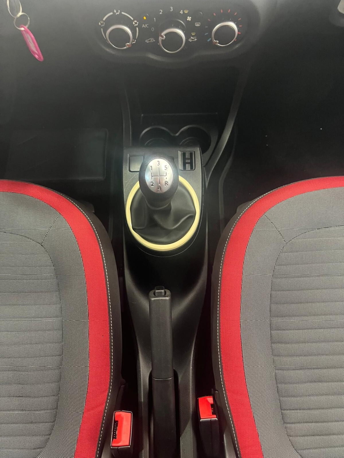 Renault Twingo 1.0 SCe Live (17)