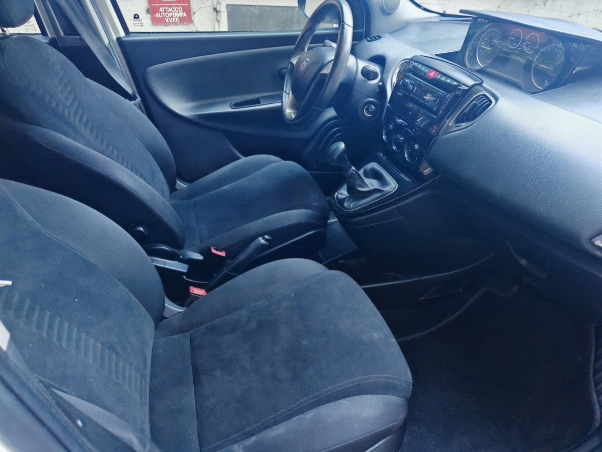 Lancia Ypsilon 0.9 TwinAir 85 CV 5 porte S&S DFN Gold (11)