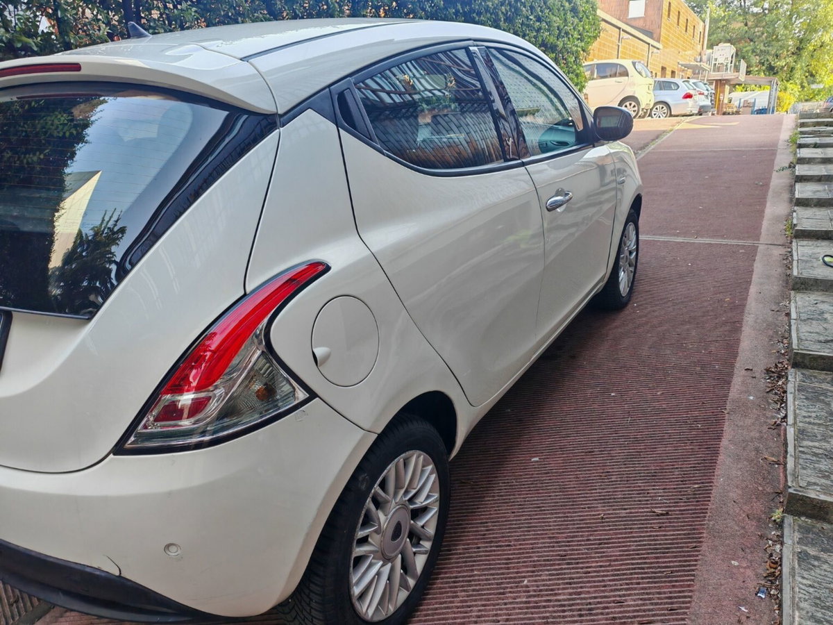 Lancia Ypsilon 0.9 TwinAir 85 CV 5 porte S&S DFN Gold (8)