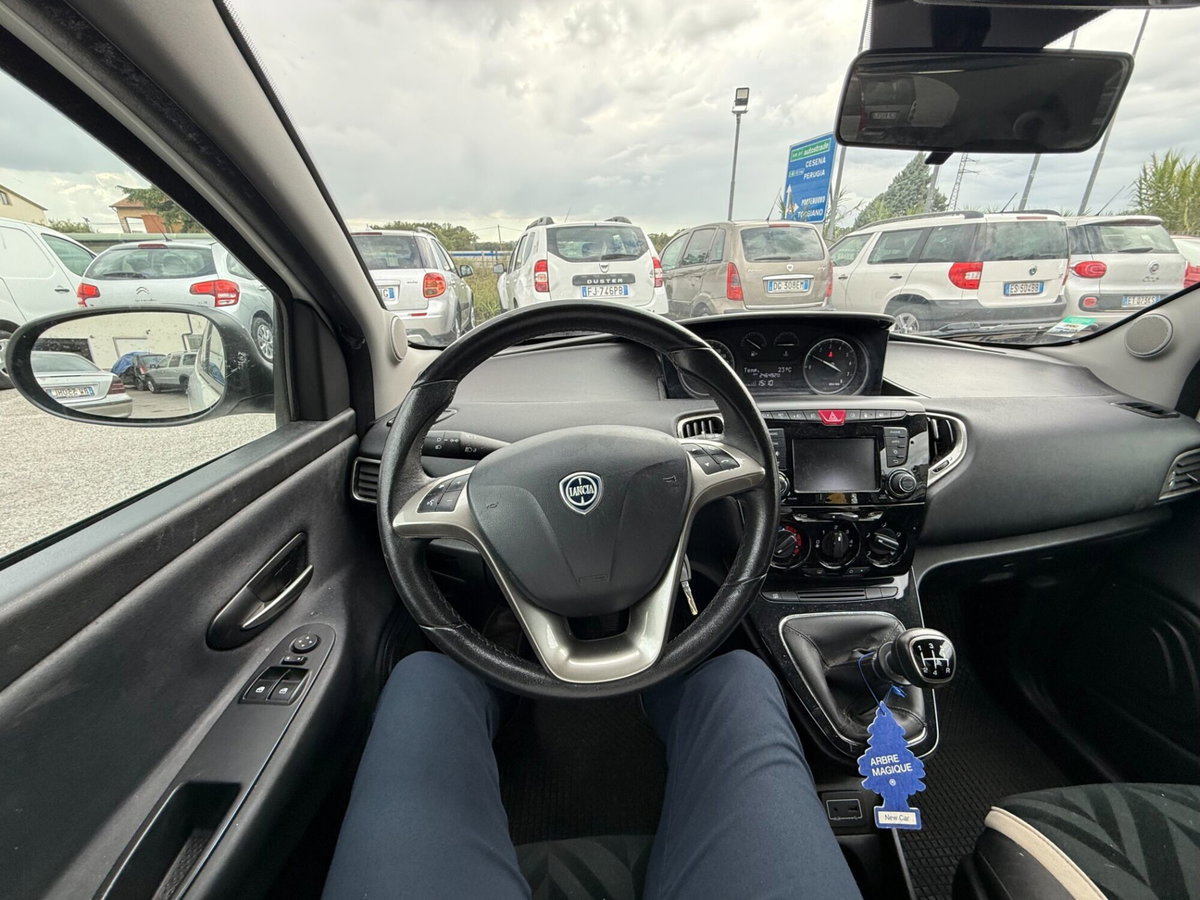 Lancia Ypsilon 0.9 TwinAir 85 CV 5 porte Metano Ecochic Gold (11)