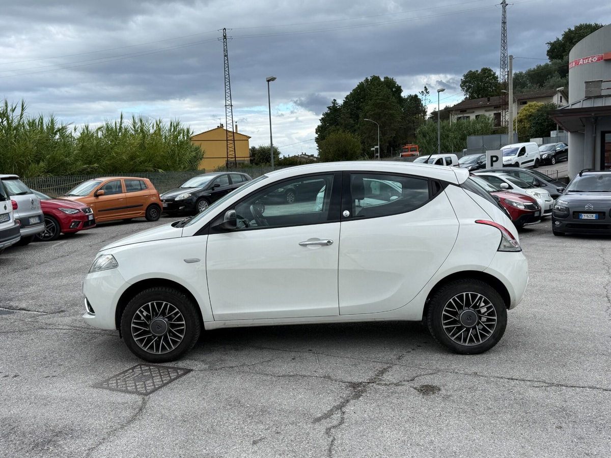 Lancia Ypsilon 0.9 TwinAir 85 CV 5 porte Metano Ecochic Gold (2)