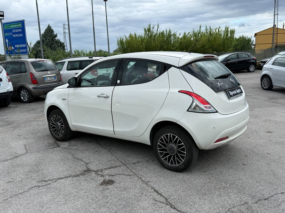 Lancia Ypsilon 0.9 TwinAir 85 CV 5 porte Metano Ecochic Gold (3)