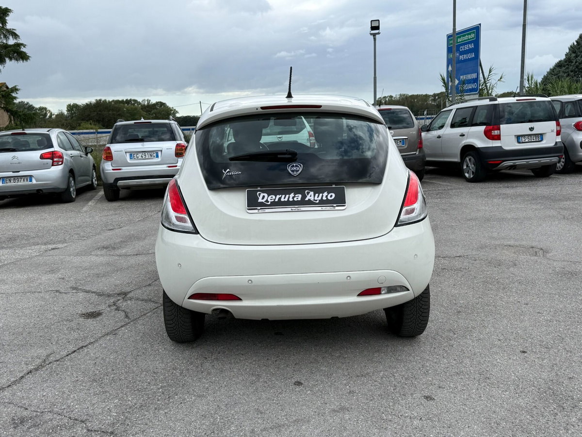 Lancia Ypsilon 0.9 TwinAir 85 CV 5 porte Metano Ecochic Gold (4)