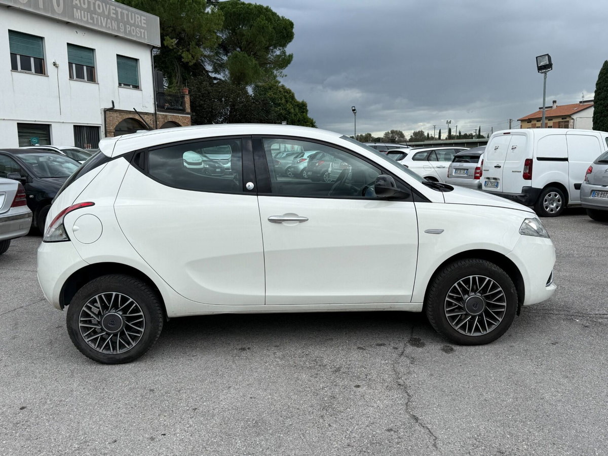 Lancia Ypsilon 0.9 TwinAir 85 CV 5 porte Metano Ecochic Gold (6)