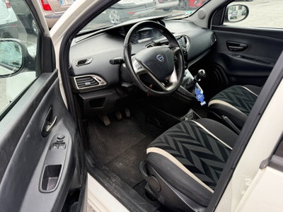 Lancia Ypsilon 0.9 TwinAir 85 CV 5 porte Metano Ecochic Gold (9)