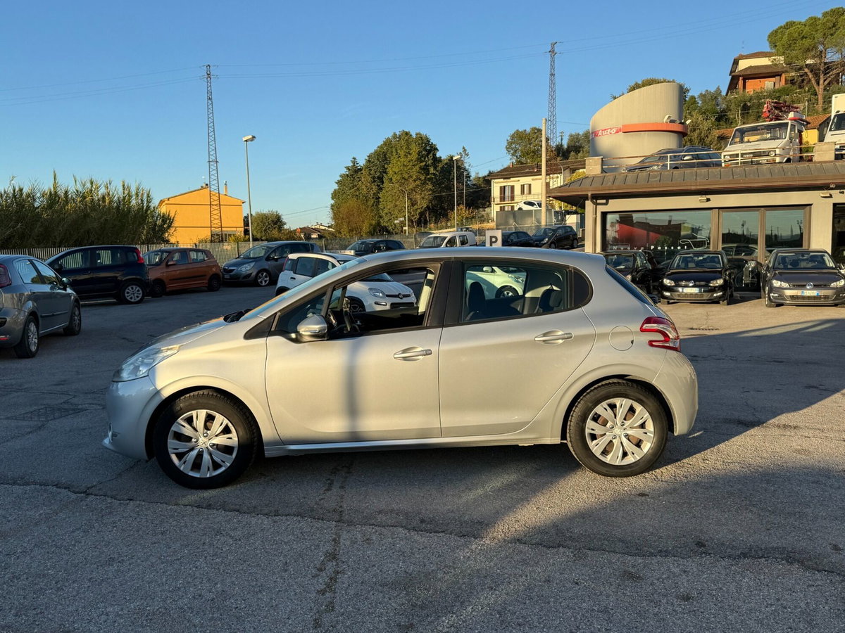 Peugeot 208 HDi 68 CV 5 porte Allure (2)